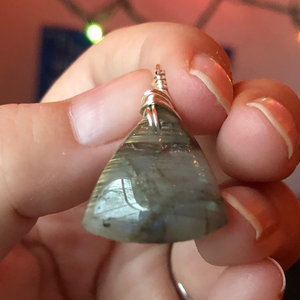 Labradorite Triangle pendant wire wrapped silver - Picture 4 of 7